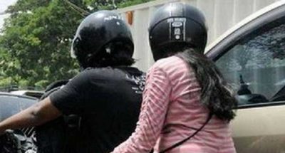 ट्राफिक नियम : मोटरसाइकलको पछाडि बस्नेलाई पनि हेल्मेट अनिवार्य ट्राफिक नियम : मोटरसाइकलको पछाडि बस्नेलाई पनि हेल्मेट अनिवार्य