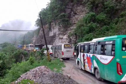 मुग्लिन–नारायणगढ सडक फेरि अवरुद्ध, पहिरो पन्छाउन उपकरण परिचालन