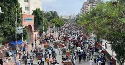 बंगलादेशमा प्रदर्शनकारीले लुटे प्रधानमन्त्री निवास