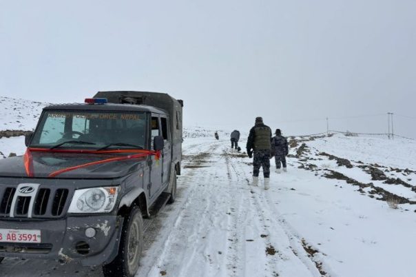 अर्नब चक्रवातको प्रभाव : मुस्ताङमा भारी हिमपात, कोरला नाका ठप्प