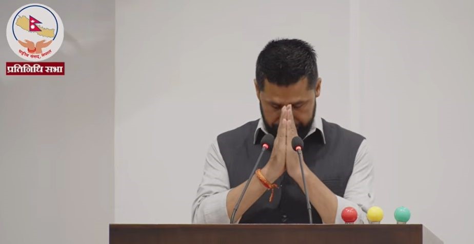 ओली–लेखक पक्राउबारे रवीको जवाफ : न्याय पाउने पहिलो हक शहीदकी आमाको