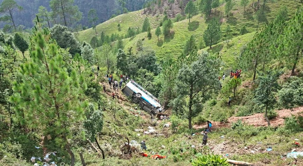 बैतडी बस दुर्घटना अपडेट: १७ जना घाइते, दुईको अवस्था गम्भीर