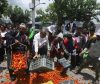 उचित मूल्य नपाएको भन्दै किसानले फ्याँके माइतीघरमा मण्डलामा गोलभेँडा