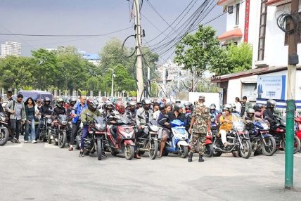 इन्धनको मूल्य घटेपछि निजी पेट्रोल पम्प बन्द, भद्रकालीमा लामो लाइन