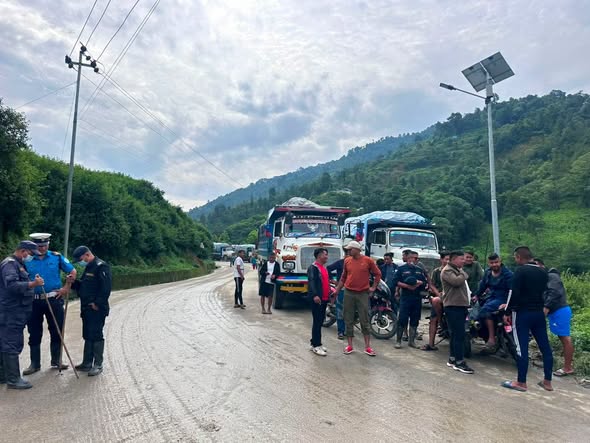 बञ्चरेडाँडामा फेरि फोहोर संकट : १५ दिनभित्र माग पूरा नभए विसर्जन रोक्ने स्थानीयको चेतावनी