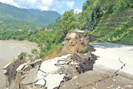 काठमाडौंको ‘लाइफलाइन’ पृथ्वी राजमार्ग ठप्प, कृष्णभिरमा सडक भासिएपछि वैकल्पिक मार्गमा चाप
