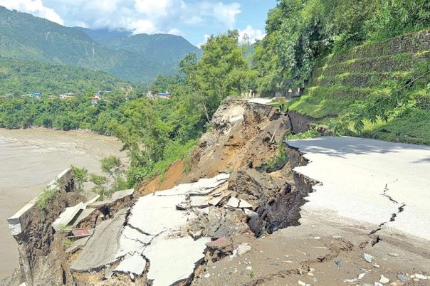 काठमाडौंको ‘लाइफलाइन’ पृथ्वी राजमार्ग ठप्प, कृष्णभिरमा सडक भासिएपछि वैकल्पिक मार्गमा चाप