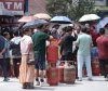 उपत्यकामा ग्यासको चरम अभाव, घण्टौँ लाइनमा उपभोक्ता