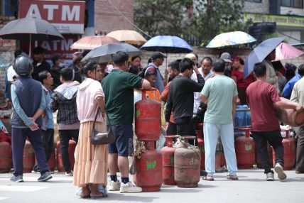 उपत्यकामा ग्यासको चरम अभाव, घण्टौँ लाइनमा उपभोक्ता