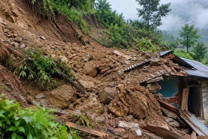 बागलुङमा पहिरोले घर पुरिँदा एकै परिवारका चार जनाको मृत्यु